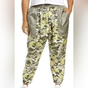 NEW Nike Women’s Sportswear Floral Track Pants Cargo Khaki Light Army Black 1X